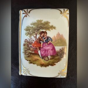 Trinket box with lid “Limoges” France.